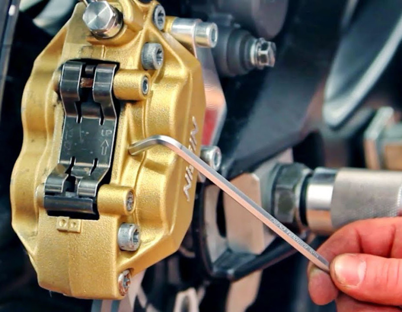 Замена тормозных колодок на мотоцикле, за 1 суппорт