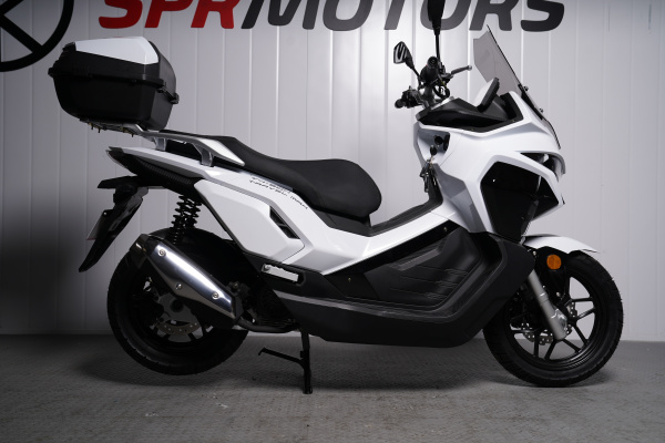 Скутер SPRMOTORS TRAVEL MAX EFI T4-50H (с кофром)