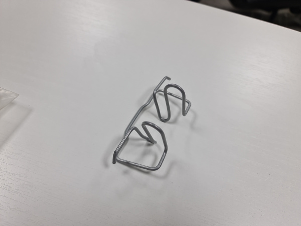 Пружина крышки топливозаправочной горловины A1247580636